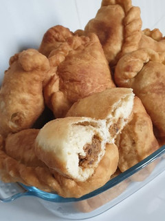 Una foto de Fataya (empanadas caseras de carne)