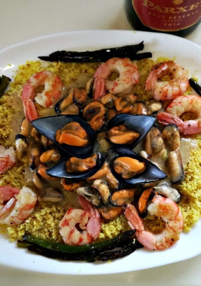 Una foto de Cuscus de coliflor con mejillones en salsa