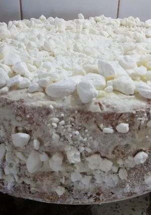 Una foto de Torta postre de merenguitos con dulce de leche y chantilly 🍰