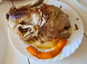 Una foto de pato al vino blanco