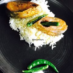 A picture of Ilish Machh Bhaja: (Fried Hilsa with Steamed Rice).