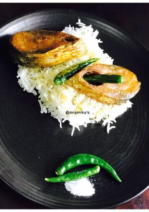A picture of Ilish Machh Bhaja: (Fried Hilsa with Steamed Rice).