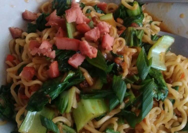 Bagaimana Membuat Mie goreng instan pedas, Enak Banget