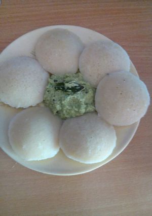 A picture of रवा इडली.