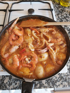 Una foto de Calamares rellenos con sepia, gambas y cigalas