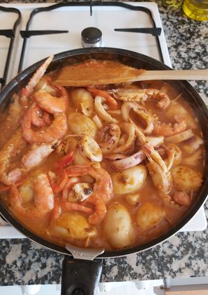 Una foto de Calamares rellenos con sepia, gambas y cigalas