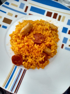 Una foto de Arroz amarillo (con chorizo y salchichas)