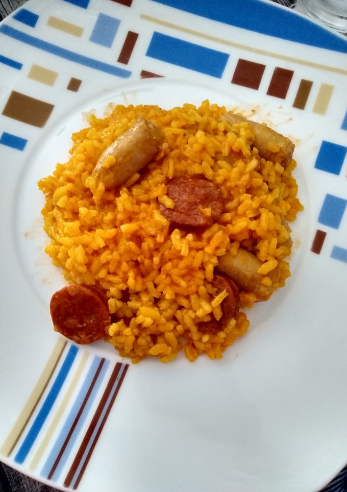 Una foto de Arroz amarillo (con chorizo y salchichas)