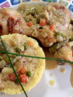 Una foto de Muslitos de pollo al curry con cous-cous