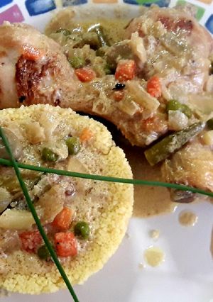 Una foto de Muslitos de pollo al curry con cous-cous