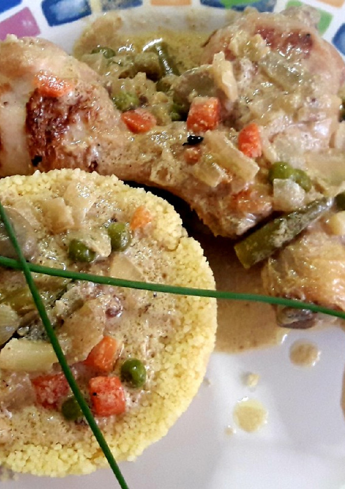 Una foto de Muslitos de pollo al curry con cous-cous