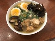 Una foto de ramen mariscos
