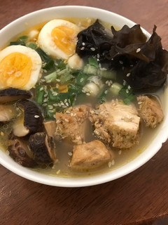 Una foto de Ramen con hongos shiitake