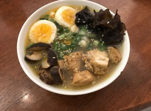 Una foto de Ramen con hongos shiitake