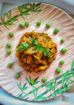 A picture of Cabbage curry with peas.