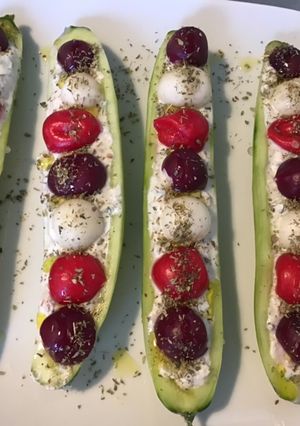 Une photo de Concombres Noa à la ricotta,herbes fraîches et radis multicolores