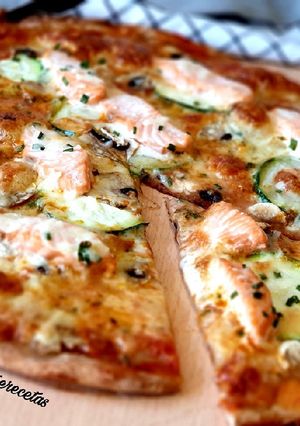Una foto de Pizza de salmón con masa especial