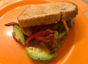 Una foto de Sándwich vegetariano! Con palta, morrón, zanahoria, zucchini y brócoli 🥦