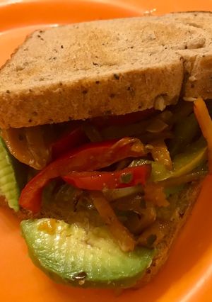Una foto de Sándwich vegetariano! Con palta, morrón, zanahoria, zucchini y brócoli 🥦