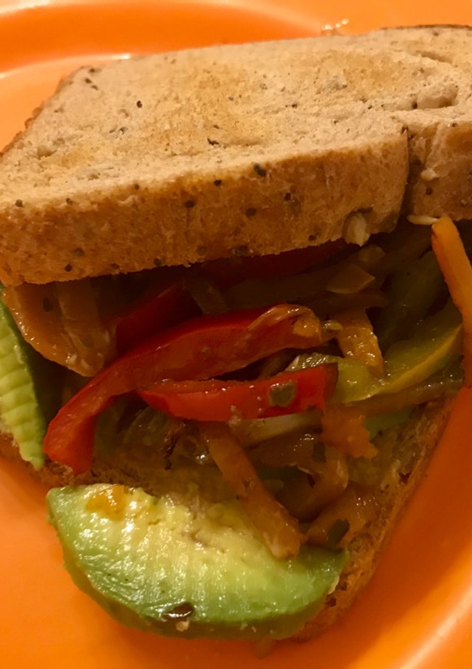 Una foto de Sándwich vegetariano! Con palta, morrón, zanahoria, zucchini y brócoli 🥦