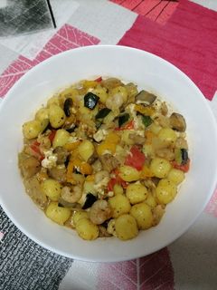 Una foto de Ñoquis con salteado de verduras hacendado y queso fresco