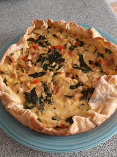 Una foto de Quiche pollo, espinaca y choclo en masa Pascualina