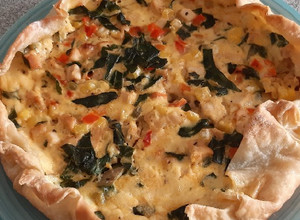 Una foto de Quiche pollo, espinaca y choclo en masa Pascualina