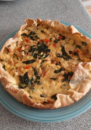 Una foto de Quiche pollo, espinaca y choclo en masa Pascualina