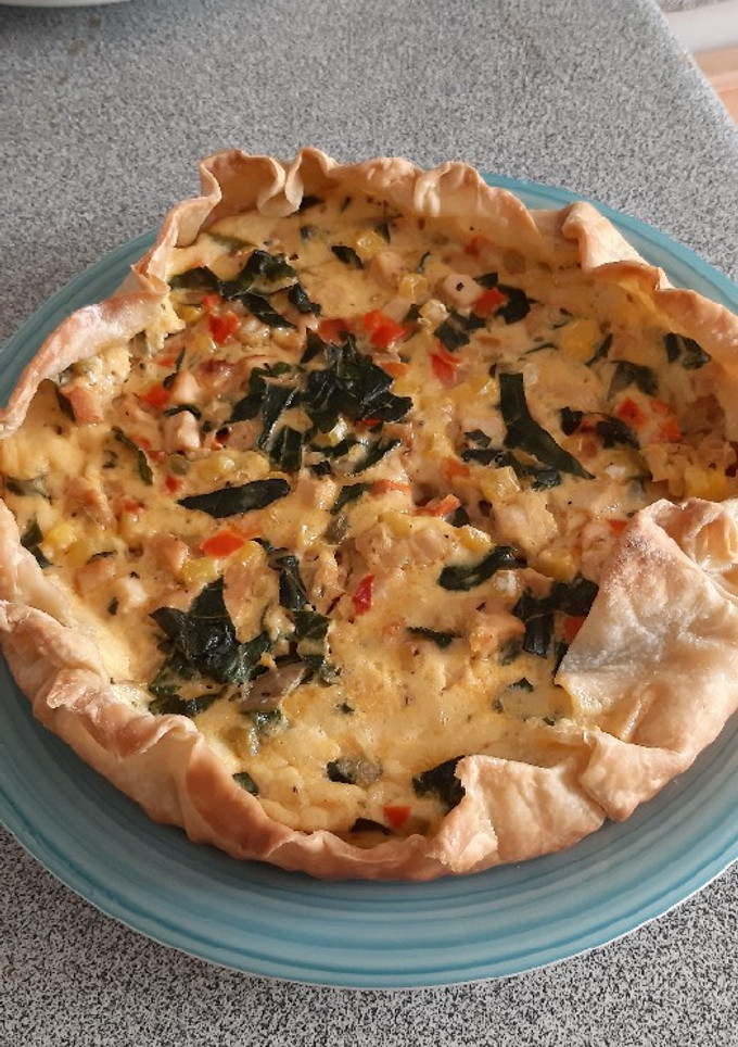 Una foto de Quiche pollo, espinaca y choclo en masa Pascualina