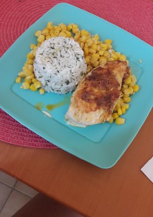 Petrezselymes rizs kukoricával és sajttal töltött csirkemellel recept fotója