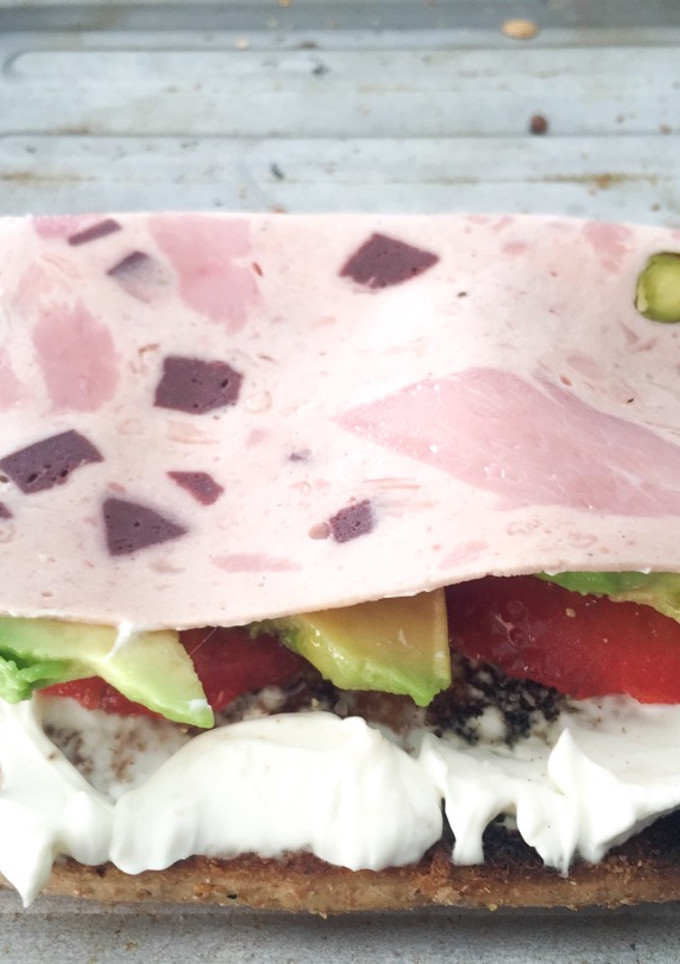 Una foto de Tostada de aguacate, pavo, tomate y queso