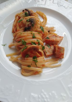 Foto di Linguine con sugo di spada e funghi