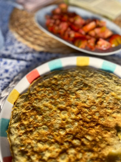 Una foto de Cena rápida e improvisada: tortilla de habitas baby en aceite de oliva