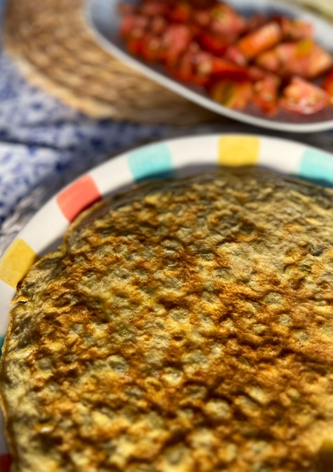 Una foto de Cena rápida e improvisada: tortilla de habitas baby en aceite de oliva