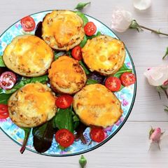 A picture of Jacket potatoes with chicken.