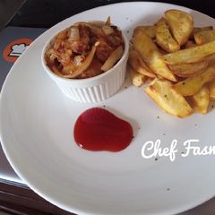 A picture of White onion sauce with potato wedges and sauce.