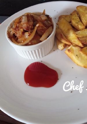 A picture of White onion sauce with potato wedges and sauce.