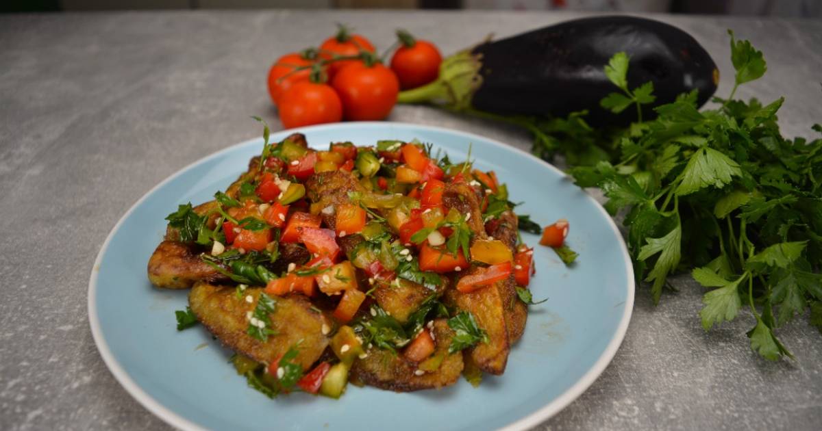 Салат из баклажанов, болгарского перца и чесноком