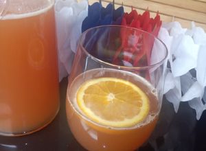 Una foto de Chicha con naranja