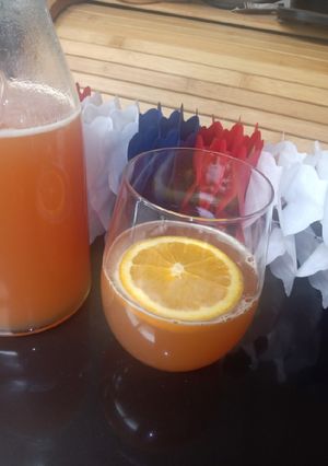 Una foto de Chicha con naranja