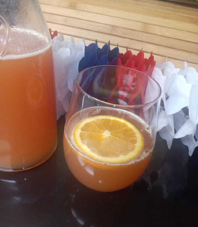 Una foto de Chicha con naranja