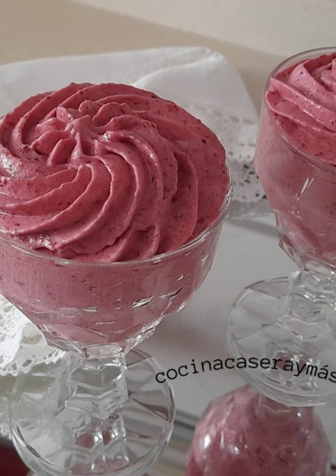 Una foto de Postre de frutos rojos