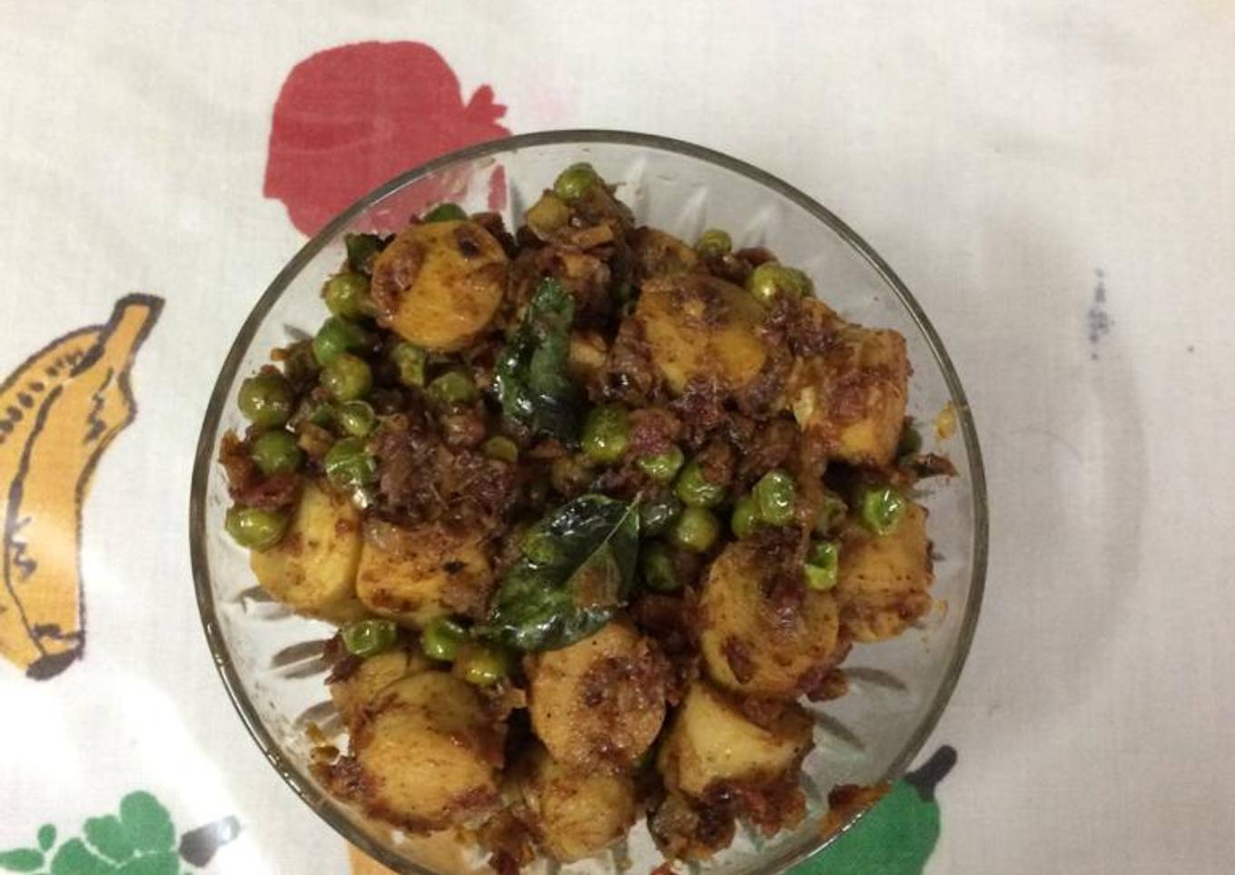 Chicken sausages with green peas