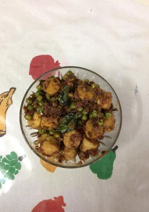 A picture of Chicken sausages with green peas.