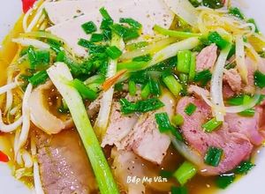 Hình của món Bún Bò Huế (Bò tái,nạm bò có da và chả lụa).
