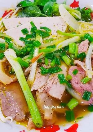 Hình của món Bún Bò Huế (Bò tái,nạm bò có da và chả lụa).