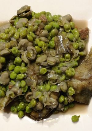 Una foto de Guisantes con habas y alcachofas 🫛