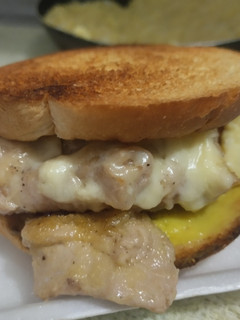 Una foto de Sándwich🥯de pollo🍗hawaiano🍍🧀🥐