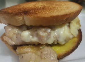Una foto de Sándwich🥯de pollo🍗hawaiano🍍🧀🥐