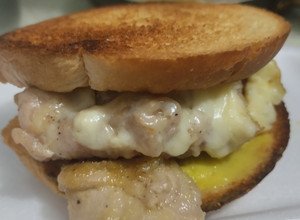 Una foto de Sándwich🥯de pollo🍗hawaiano🍍🧀🥐